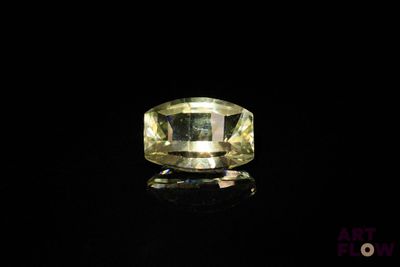 gros plan d'un diamant jaune sur une surface noire