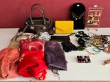 une table sur laquelle sont posés de nombreux sacs à main et d'autres objets
