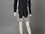 une robe noire et blanche sur un mannequin mannequin mannequin mannequin mannequin mannequin mannequin mannequin mann