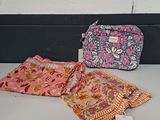 trois sacs de tissu posés les uns à côté des autres sur une table