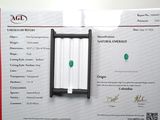 une photo d'un certificat sur laquelle figure une pierre verte