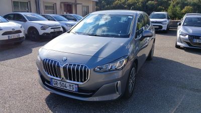 une voiture argentée garée dans un parking
