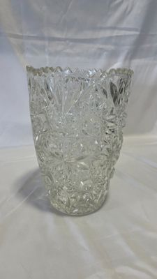 un vase en verre posé sur une table