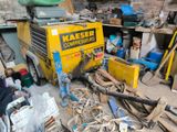 une machine jaune qui se trouve dans un garage