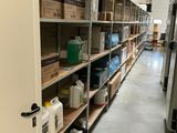 une pièce avec de nombreuses étagères et des cartons posés sur ces étagères