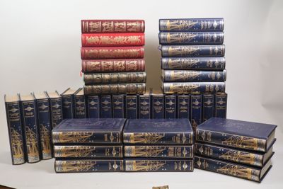 plusieurs livres empilés sur une table