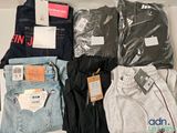 une boîte contenant un assortiment de vêtements pour hommes, posée sur une table