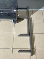 Meuble TV rectangulaire en acier sur roulettes comprenant de… (photo 3)