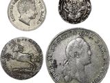 quatre types différents de pièces d'argent sur fond blanc
