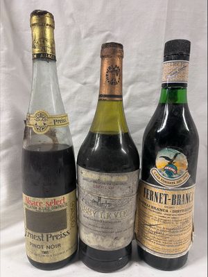 trois bouteilles de vin sont alignées sur une surface blanche