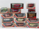 il y a de nombreux types de bus miniatures dans les boîtes