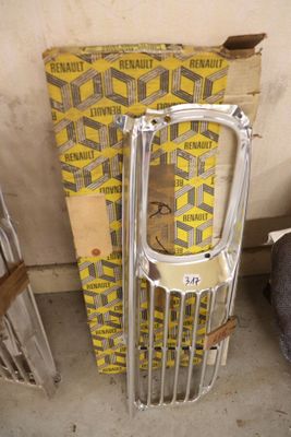 une photo d'un cache-radiateur en métal dans un garage