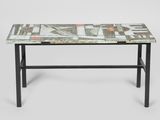 un gros plan d'une table au plateau en carrelage sur fond blanc