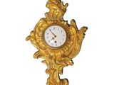 horloge sur fond blanc avec une finition dorée