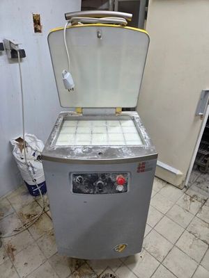 une machine posée sur le sol d'une pièce