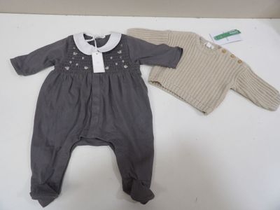 deux vêtements pour bébé posés sur une table