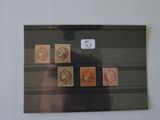 une photo d'un tableau accroché au mur sur lequel sont collés des timbres