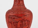 un vase orange sur lequel est représenté un homme et une femme