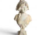 buste en marbre représentant une femme coiffée d'un chapeau, sur fond blanc
