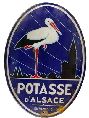 une image représentant un panneau bleu surmonté d'une cigogne blanche