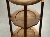 une table en bois avec trois étagères et un bol posé dessus
