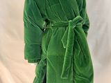 Le manteau est vert et est muni d'une ceinture.