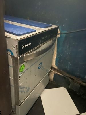 une photo montrant une pile d'anciens appareils électroménagers dans une pièce