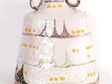 un vase blanc orné d'un motif jaune et blanc