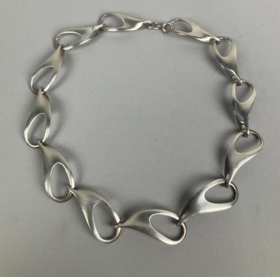 un gros plan d'un bracelet en argent posé sur une table