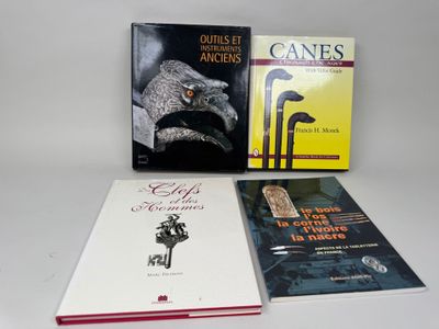 trois livres posés sur une table, les uns à côté des autres, sur une surface blanche