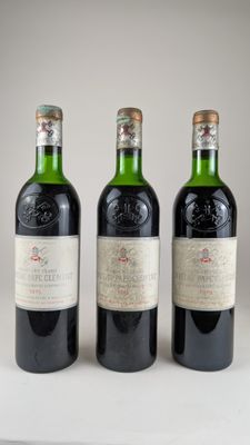 trois bouteilles de vin posées sur une table blanche