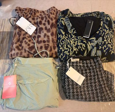 trois vêtements posés les uns à côté des autres sur un lit