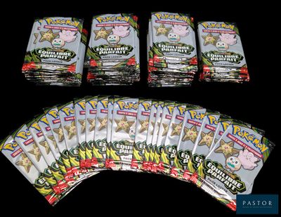 un gros plan sur un paquet de cartes à collectionner Pokémon sur fond noir