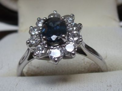 Bague « marguerite » en or blanc 18K, sertie d’une pierre ov…