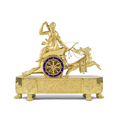 une image représentant une horloge en or et une femme dans une calèche