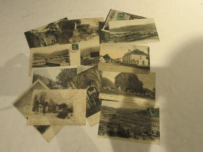 de nombreuses photos anciennes de personnes et de bâtiments sur la table