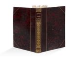 un livre rouge avec des bordures dorées et une bordure dorée sur la couverture