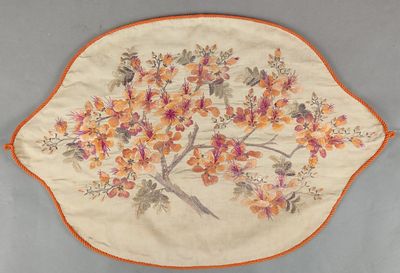 Broderie sur soie à décor de cerisiers en fleurs, Chine ou I… - Photo 1