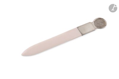 une image représentant un couteau sur fond blanc