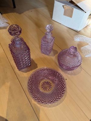 Nécessaire de toilettes en verre taillé rose