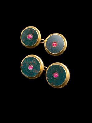 trois paires de boutons de manchette en pierre verte et rose sur fond noir
