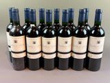 six bouteilles de vin sont alignées sur une table
