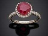 une bague en rubis et diamants