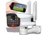 une personne tenant un téléphone portable et un appareil photo, à côté d'un appareil photo
