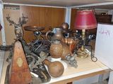 une étagère sur laquelle sont disposés de nombreux objets anciens