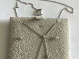 collier en argent avec des breloques en forme d'étoile sur une chaîne, sur un fond blanc