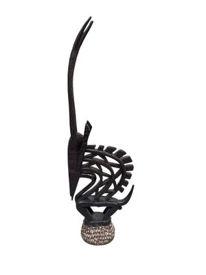 une image représentant une sculpture d'oiseau sur fond blanc