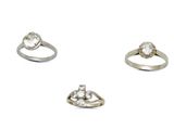 trois types de bagues différentes ornées de diamants, sur fond blanc