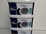 quatre boîtes de croquettes pour chien empilées les unes sur les autres