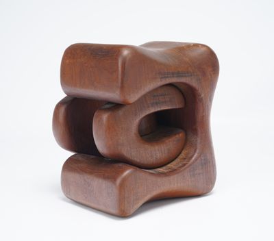une image représentant une sculpture en bois posée sur une surface blanche